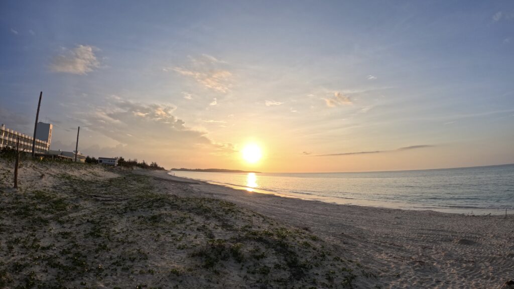 日の出を拝みながら散歩するビーチは気持ちいい（Photo by kazu-anemone12）